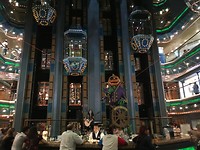 De liften bij de lobby