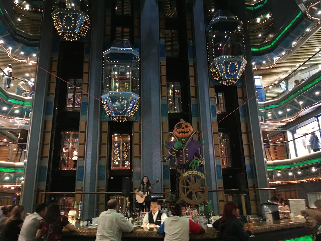 De liften bij de lobby