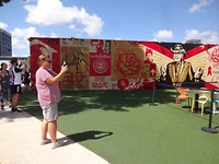 Wanden vol kunst in het park.