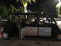 Moe maar voldaan met het golfkarretje met chauffeur terug naar het hotel.