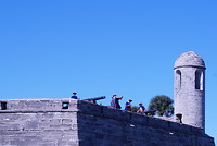 Kanon schieten vanaf het fort.