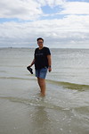 Lekker door het warme water lopen, op zoek naar schelpen.