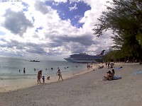 Stranddagje op Key west, met voorbij varende (dezelfde) cruiseboot.