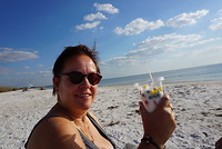 Lunchen met yoghurt op het strand