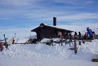 Skihut boven op de berg