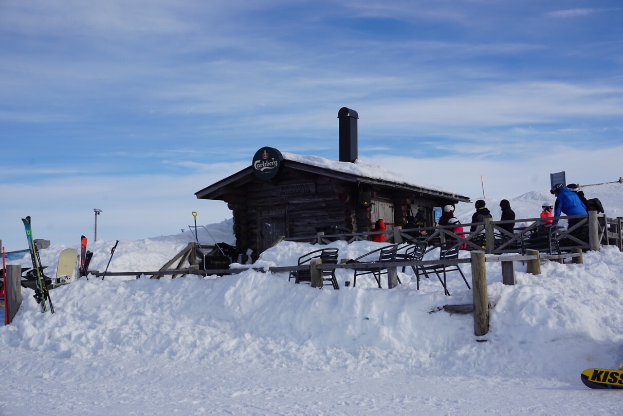 Skihut boven op de berg
