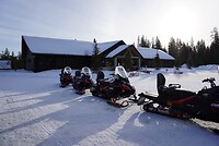 De sneeuwscooters staan al op ons te wachten!