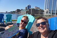Op de pier de stadsplattegrond bestuderen voordat we op pad gaan