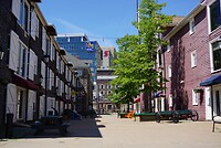Pakhuizen aan de haven, nu winkeltjes en restaurantjes