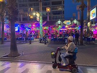 Ook opa op de scootmobiel vindt de dance club heel interessant!