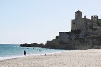 Aan het strand met het mooie kasteel