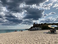 Donkere wolken komen voor de zon