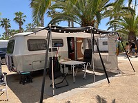 Onze caravan onder de palmen op de Camping Tamarit beach resort.