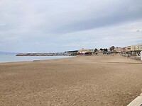 Helemaal leeg strand in L’Escala
