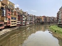 De rivier Ter en de overhangende gekleurde huizen van Girona