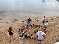 De schoolklas krijgt les op het strand.