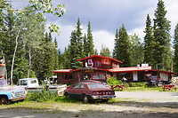 Een oude lodge Moose creek met een hele collectie oude auto’s