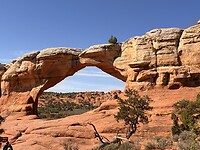 De “gebroken” arch waar ons wandelpad door heen loopt…