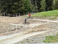 De meest beoefende sport naast het skiën is hier downhill mountainbiken 🚵‍♀️ .