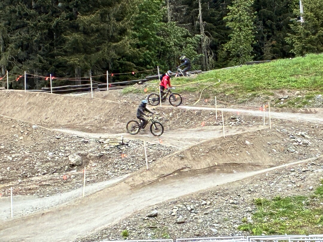 De meest beoefende sport naast het skiën is hier downhill mountainbiken 🚵‍♀️ .