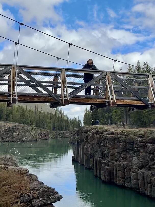 Met de brug over de groene rivier.