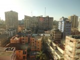 De stad vanuit onze kamer