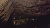 Varen door de grootste grot van Tam Coc