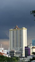 Donkere luchten boven Jakarta.
