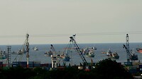 Zicht op de Sunda Kelapa haven vanuit het hotel.