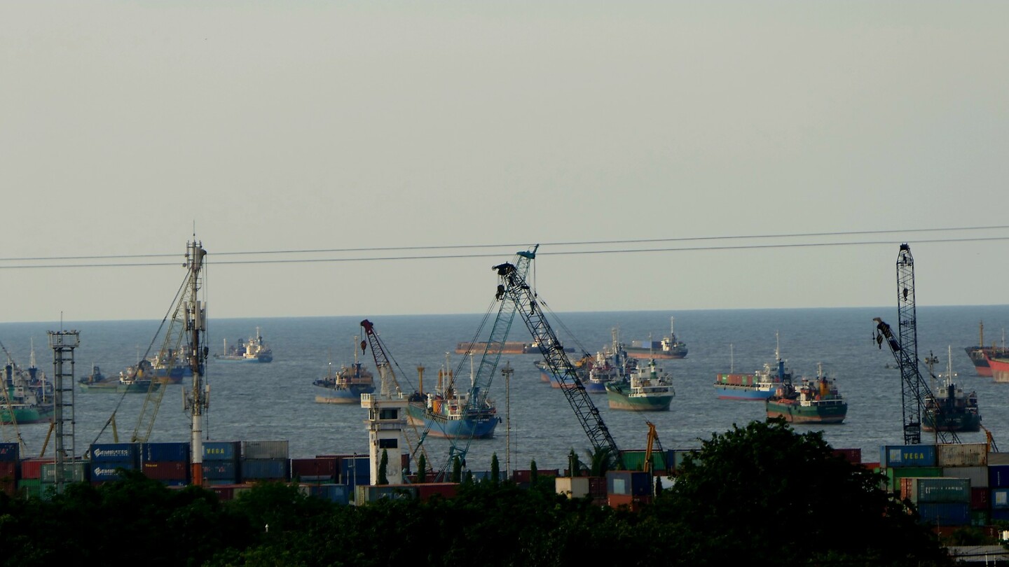 Zicht op de Sunda Kelapa haven vanuit het hotel.