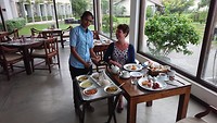 Singalese manager met Sri Lankees ontbijt
