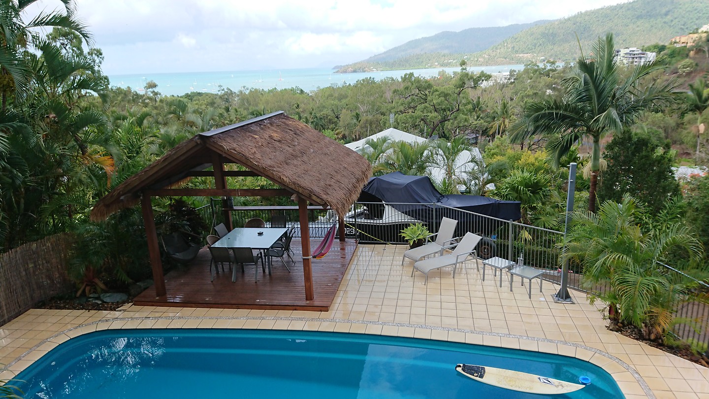 Uitzicht op baai Airlie Beach uit onze B&B