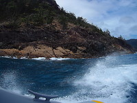 Zicht vanaf de raftboot op Whitsunday Island