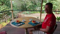 Ontbijt met 21 vruchten op de veranda