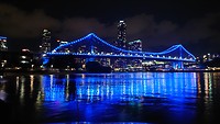 De "Story Bridge" waarachter ons hotel ligt