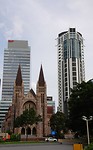 Kerk tussen wolkenkrabbers in, St Jhons Cathedral