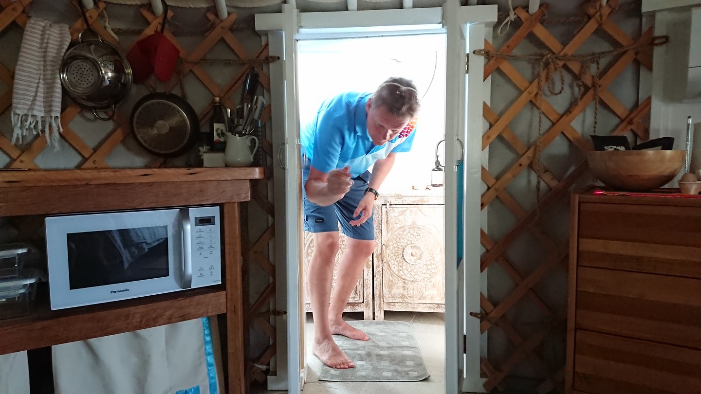 Yurt met echt lage deurtjes naar badkamer