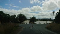 Ook deze weg langs de rivier is afgesloten
