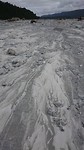 Waterstroming zichtbaar in rivierbedding