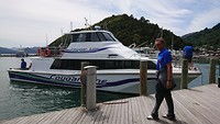 Andre gaat aan boord van de postboot