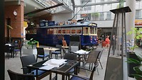 Het Atrium met de tram