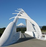 Rewarewa brug met uitlijning van Mount Taranaki op een onbewolkte dag
