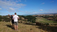 Don vertelt over zijn land en de omgeving met uitzicht op Hawkes Bay