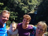Familie bezoek aan de Mokoroa Falls
