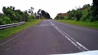 Huisjes en groen langs de weg naar Suva