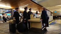 Onze piloten voor de vlucht naar Londen, ze zien er uitgerust uit.