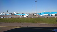 Vliegtuigen van KLM staan aan de grond
