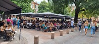 Volle terrassen met lunchtijd