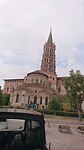 Jacobijne kerk met toren die op de toren van Pisa lijkt
