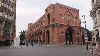 Mooi terra cotta kleurig gebouw
